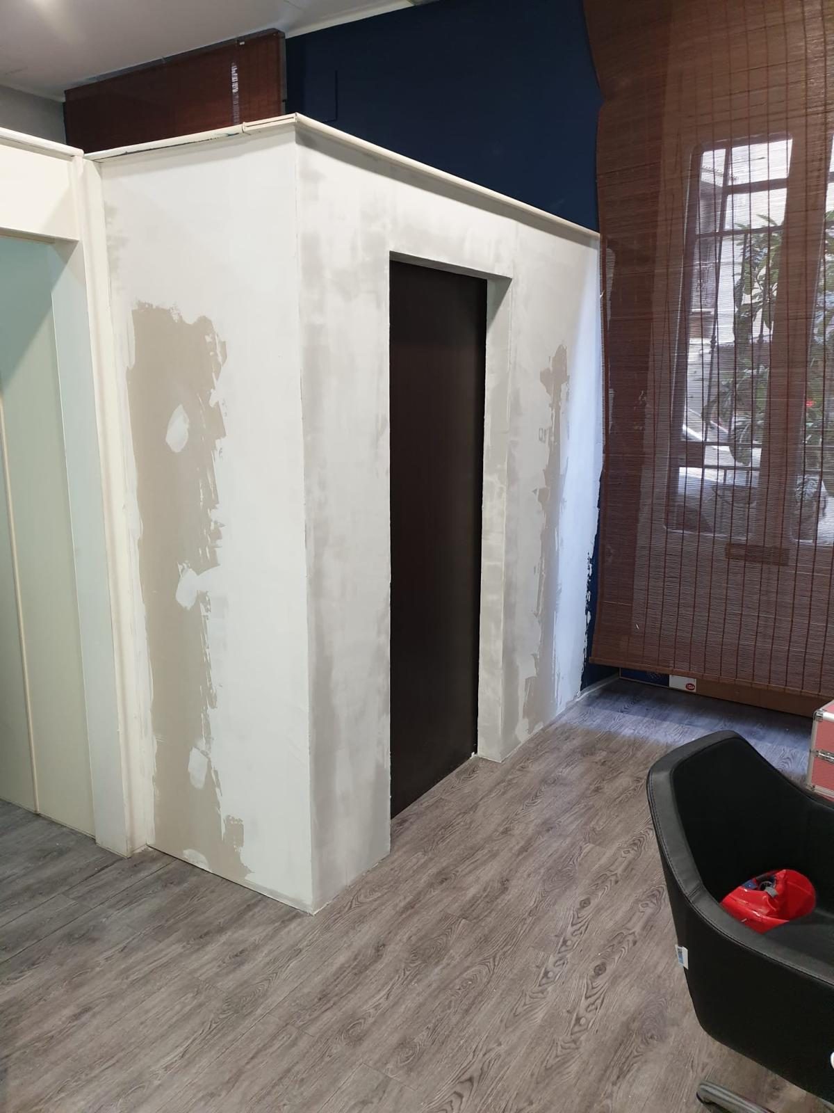 Parete in cartongesso in lavorazione
